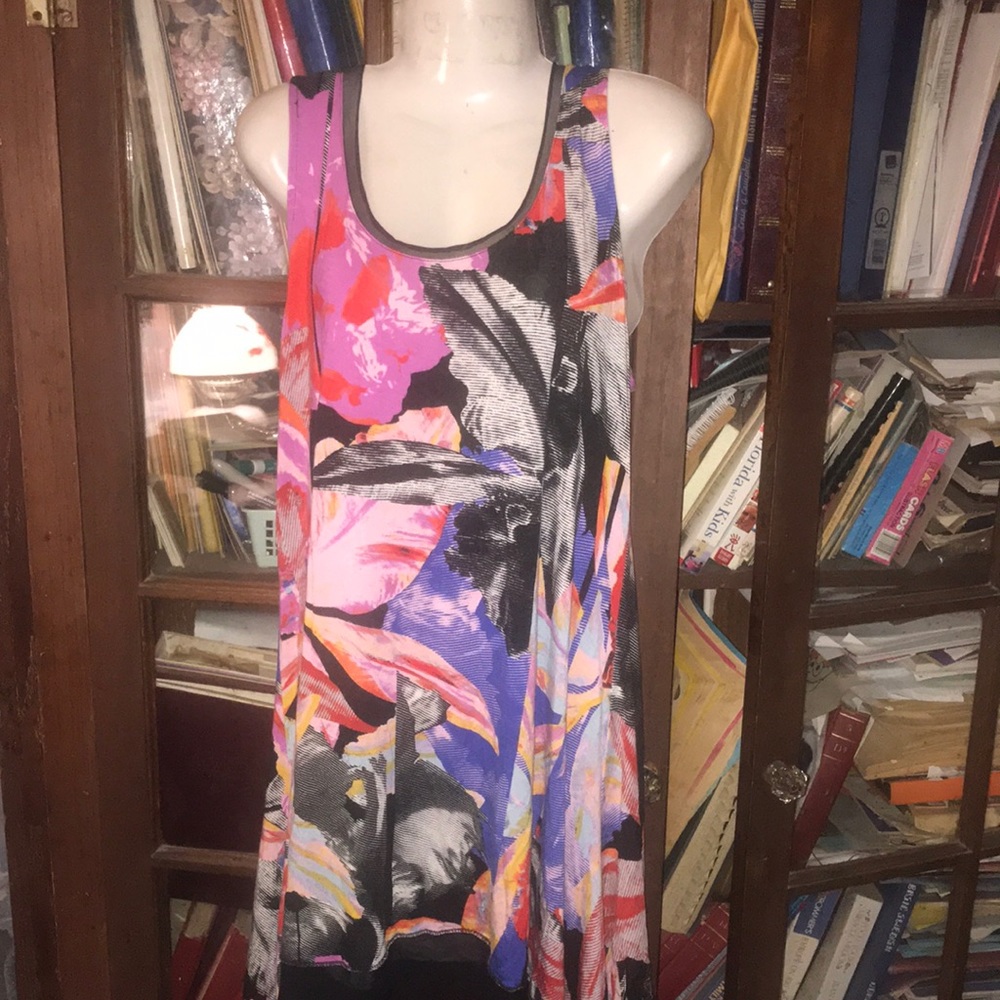 Lady’s Multi Color Tank Top With Point Sides - image 1